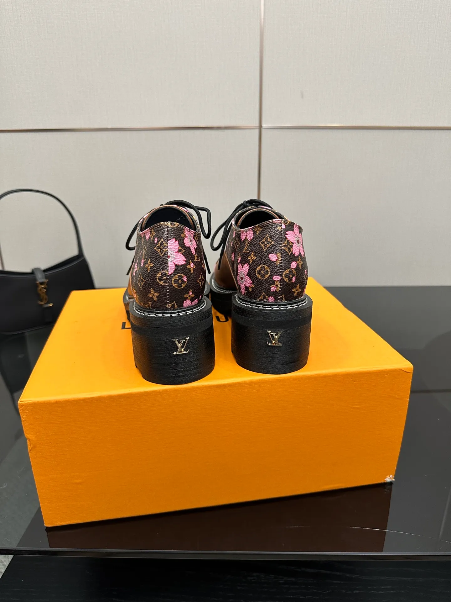 👟👟Ex-factory price 720👟👟 LOUIS VUITTON Louis Vuitton counter latest model top version LV inner cowhide material is real! Original 1:1 material reproduction! Modern and casual in one! Release a strong aura like a queen 🔥Capture everyone's attention instantly💃 Inner/foot pads: imported cowhide Fabric: cowhide Outsole: full genuine leather Code number: 35-41 (40, 41, 42 customizations are not returnable)